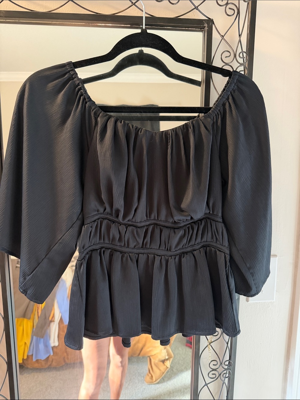 sofia by sofia vergara Black Off-Shoulder Peasant Top